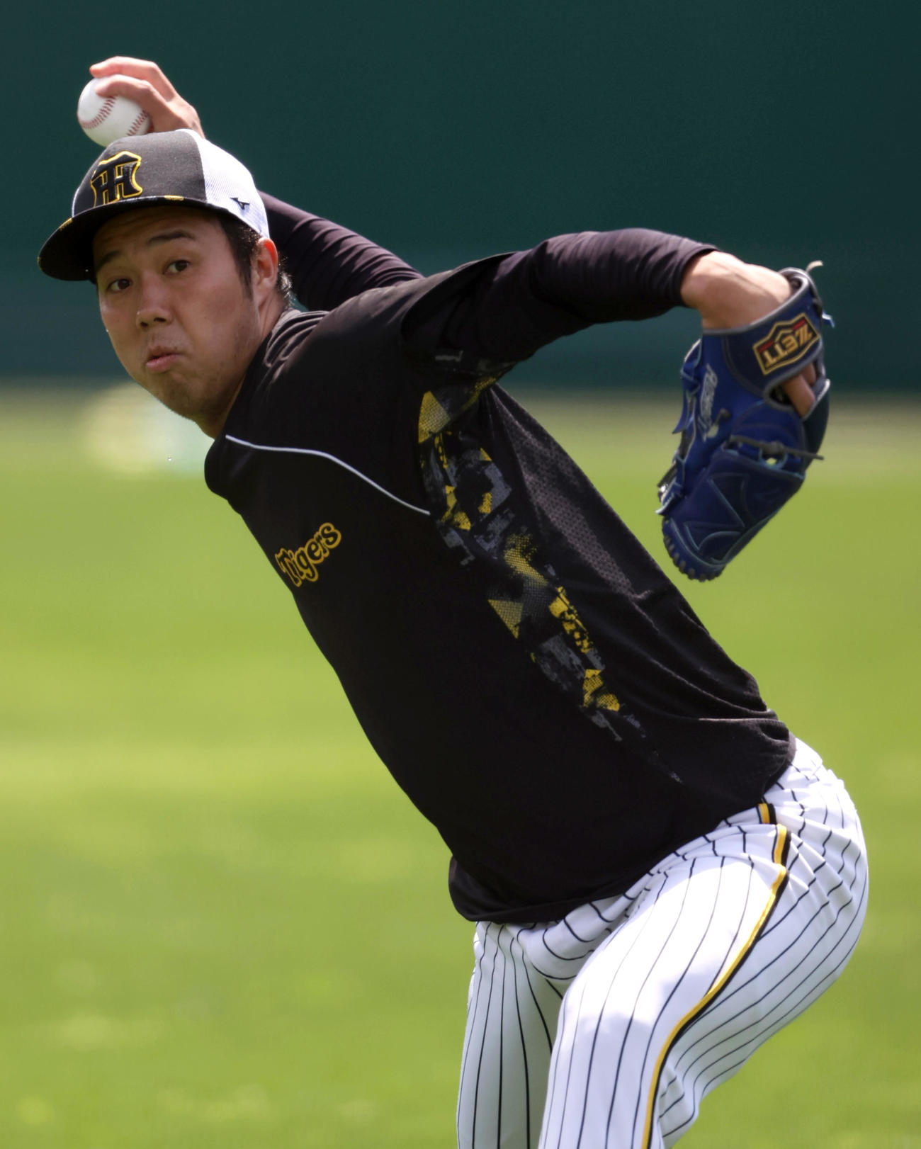 投手指名練習でキャッチボールする阪神青柳（撮影・上山淳一）