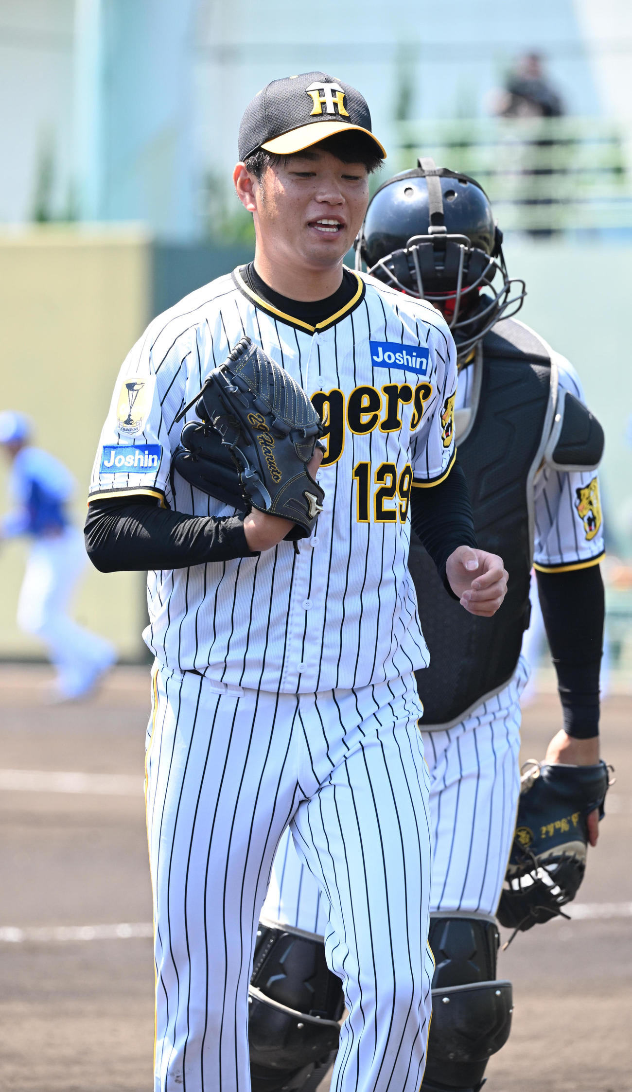 初回に失点し苦笑いでベンチに引き揚げる阪神高橋（撮影・和賀正仁）