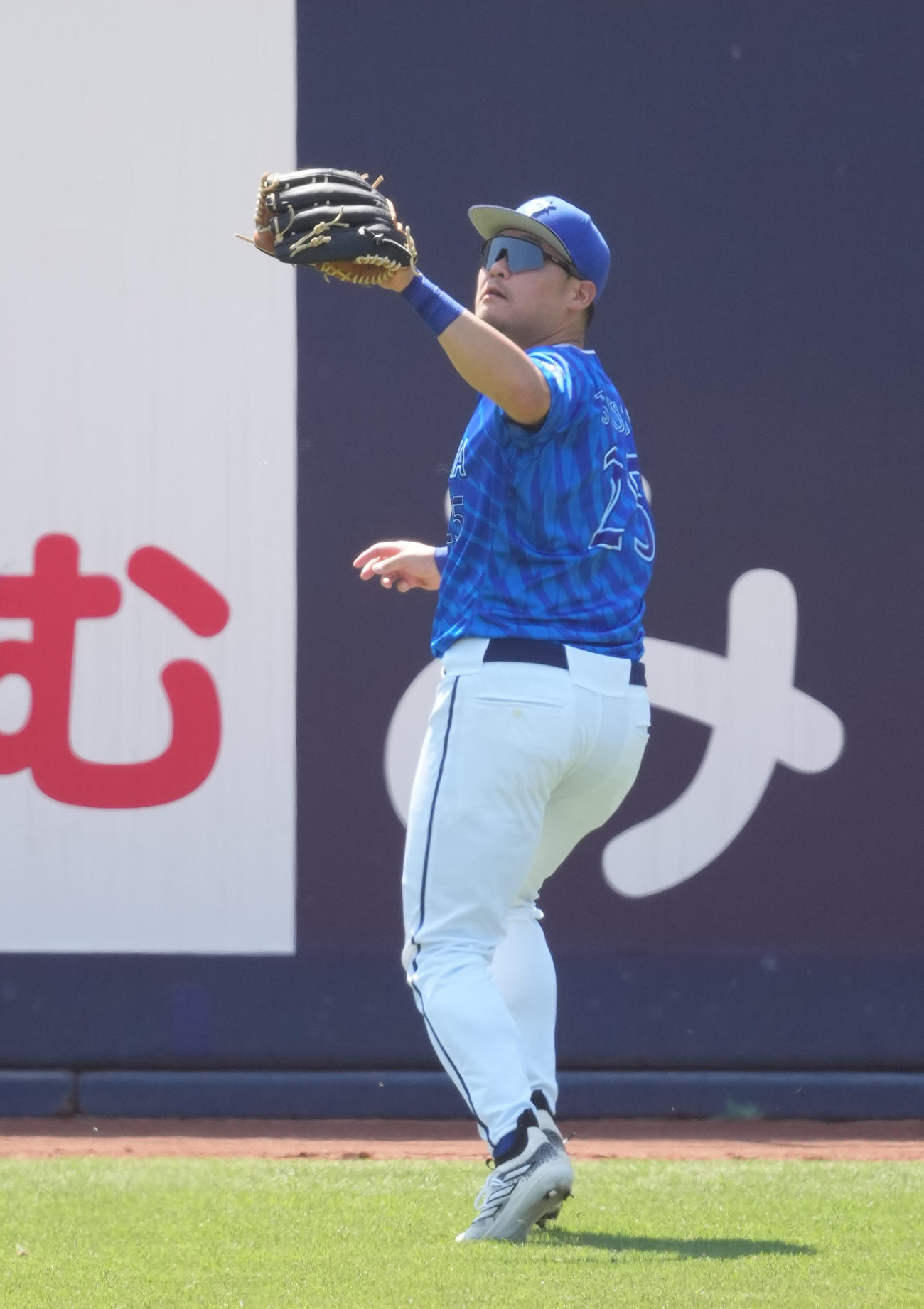日本ハム対DeNA 2回裏日本ハム1死一塁、水谷の打球を捕球する左翼手筒香（撮影・鈴木みどり）