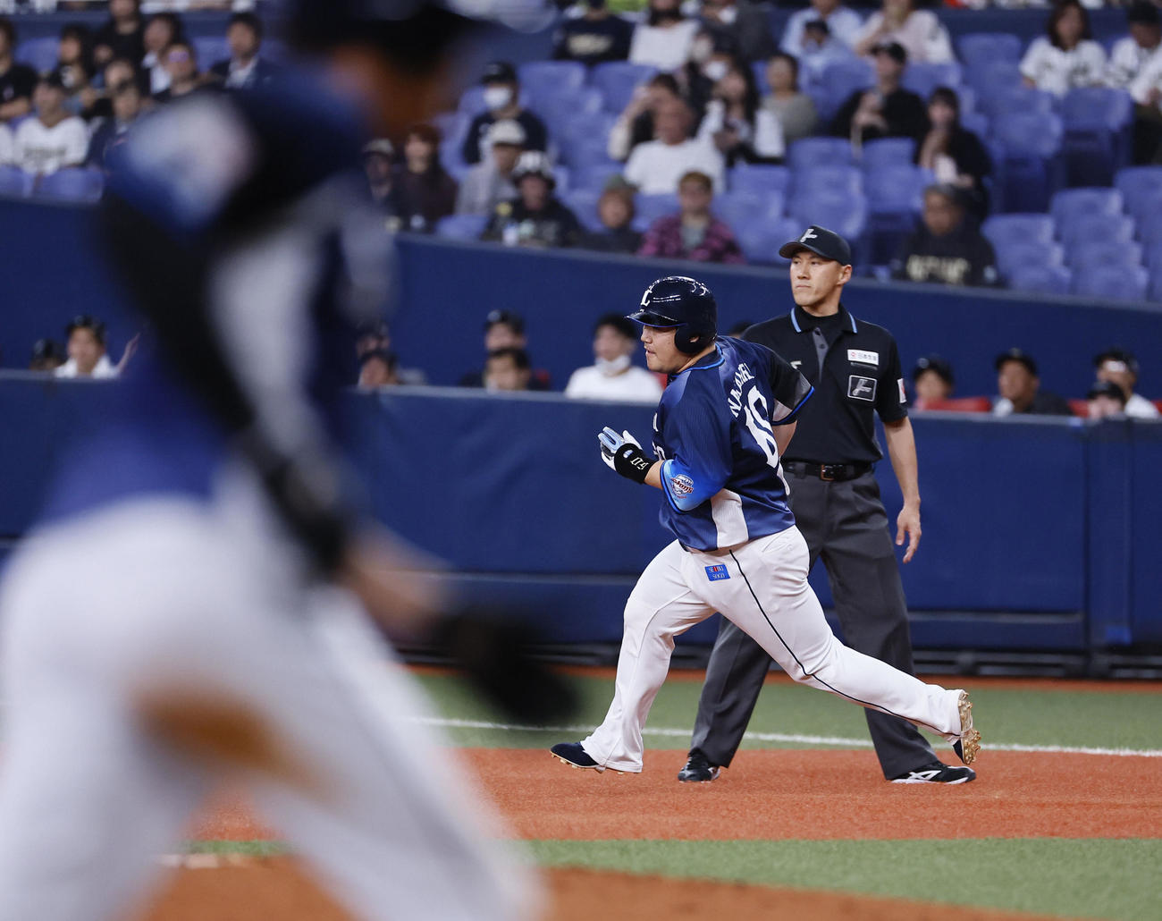 オリックス対西武　1回表西武1死二塁、中村剛は左越えに先制の適時二塁打を放ち一塁を回る（撮影・藤尾明華）