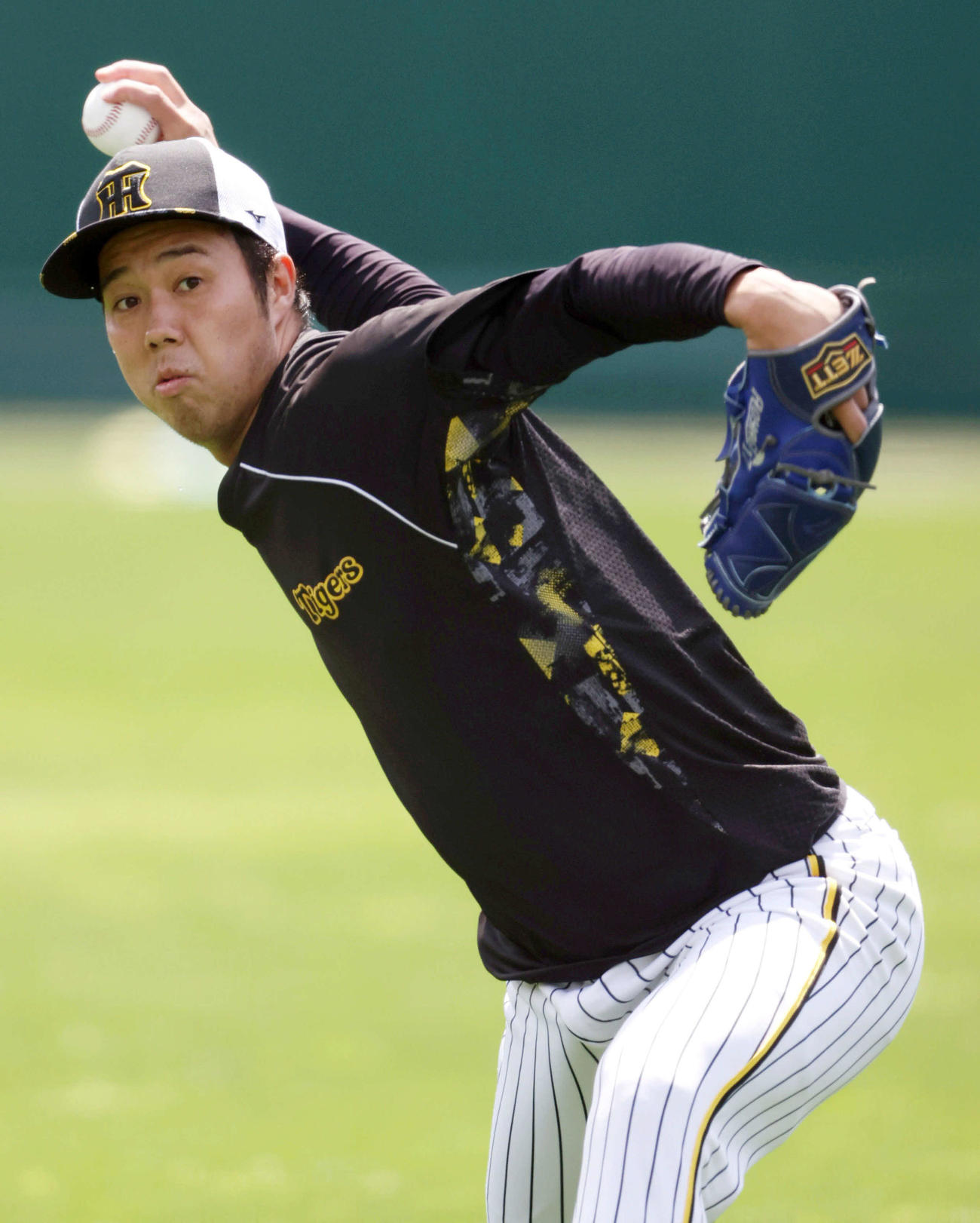 投手指名練習でキャッチボールする阪神青柳（撮影・上山淳一）