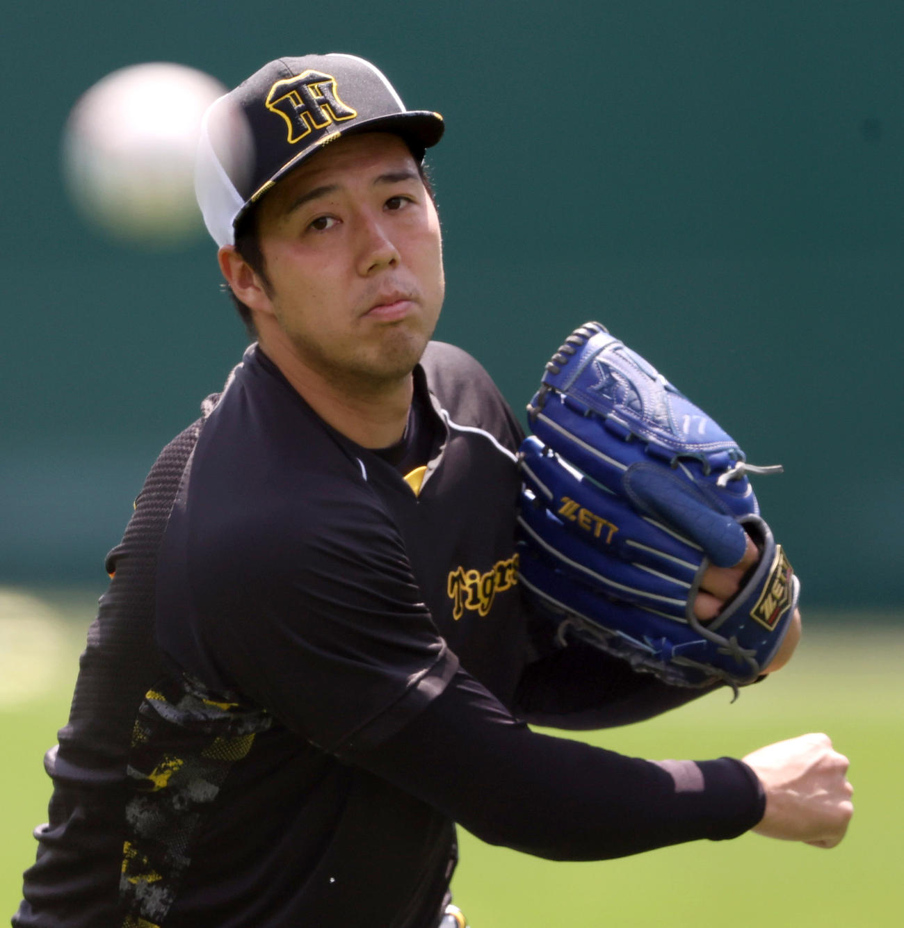 投手指名練習でキャッチボールする阪神青柳（撮影・上山淳一）