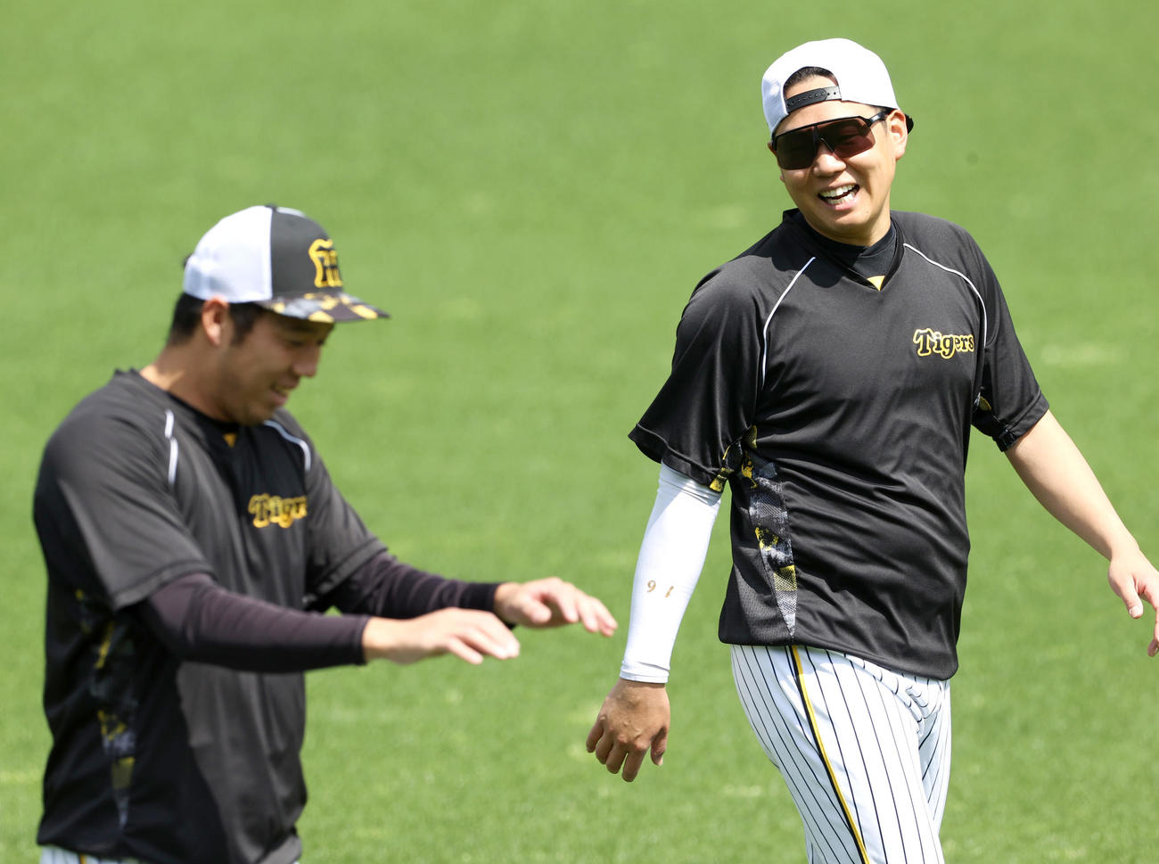 投手指名練習でリラックスした表情を見せる阪神青柳（手前）と西勇（撮影・上山淳一）