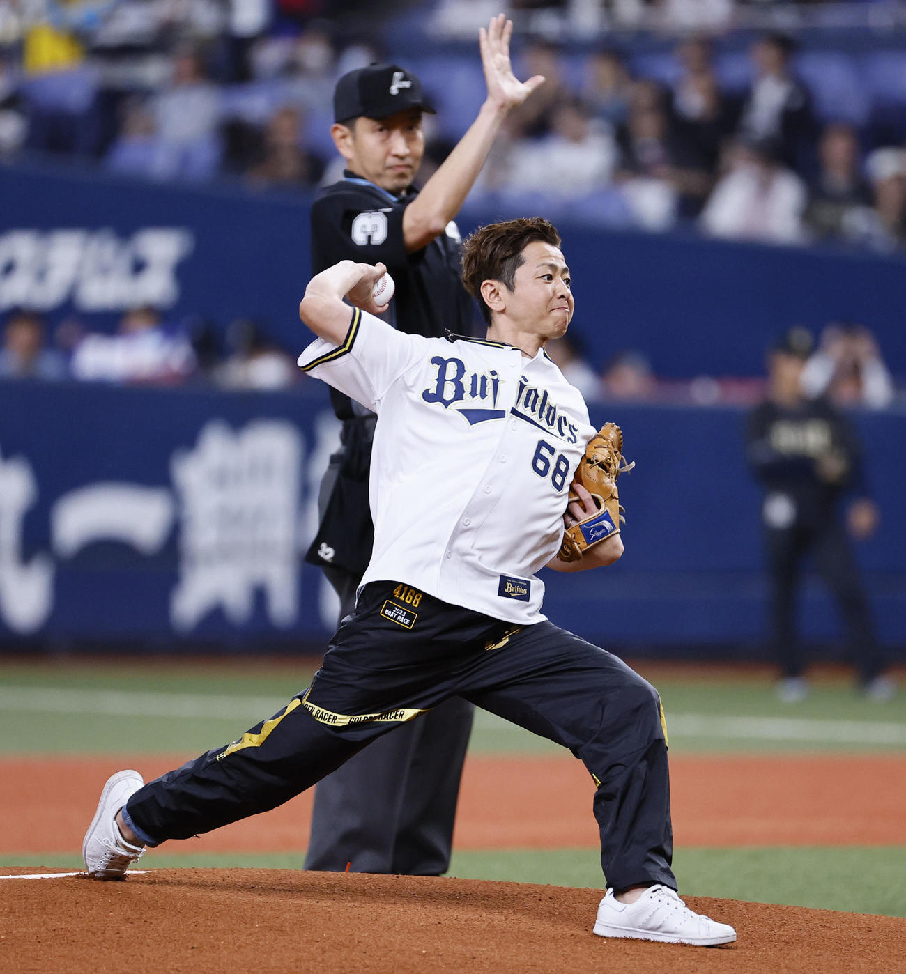 オリックス対西武　始球式を務めた競艇選手の石野貴之（撮影・藤尾明華）