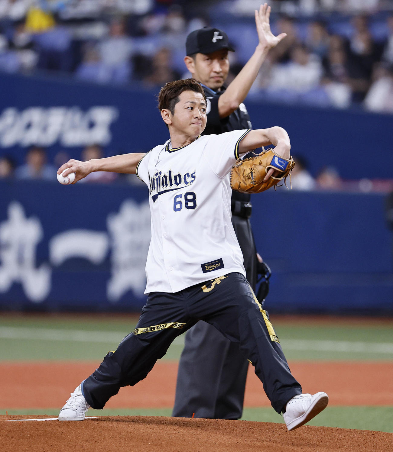 オリックス対西武　始球式を務めた競艇選手の石野貴之（撮影・藤尾明華）