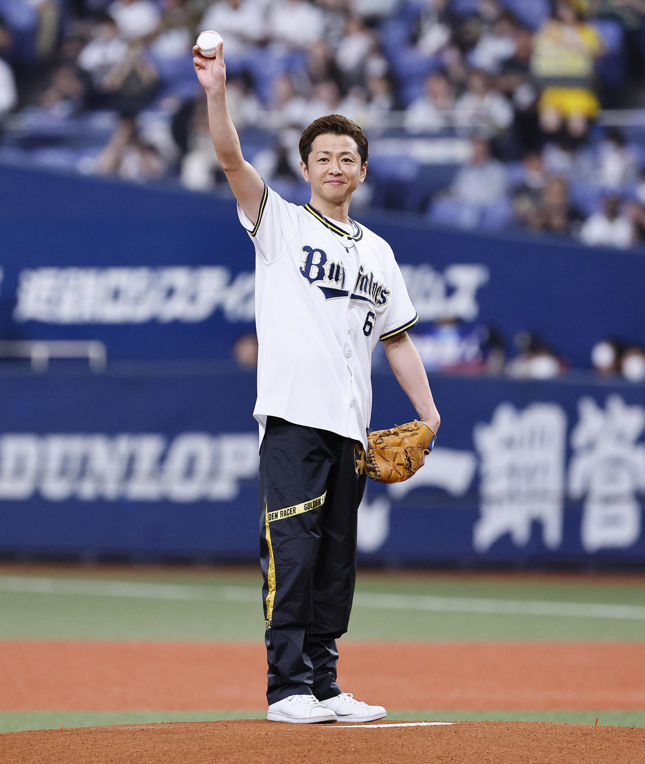 オリックス対西武　始球式を務めた競艇選手の石野貴之（撮影・藤尾明華）