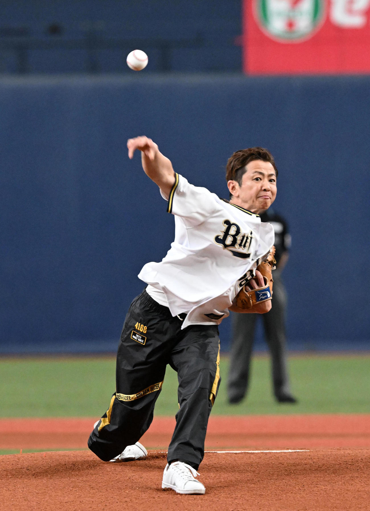 オリックス対西武　始球式を務めたボートレーサーの石野貴之（撮影・前岡正明）