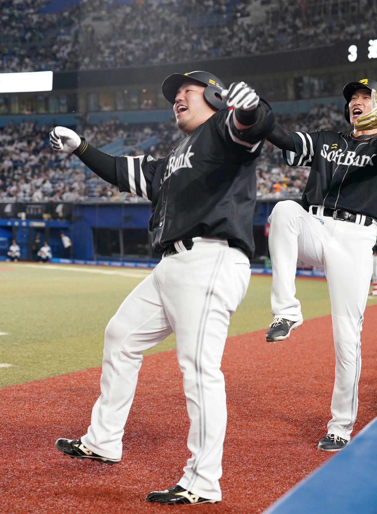 ロッテ対ソフトバンク　4回表ソフトバンク無死一塁、山川は右中間越えに先制2点本塁打を放ち「どすこいポーズ」を披露する。右は柳田（撮影・小沢裕）