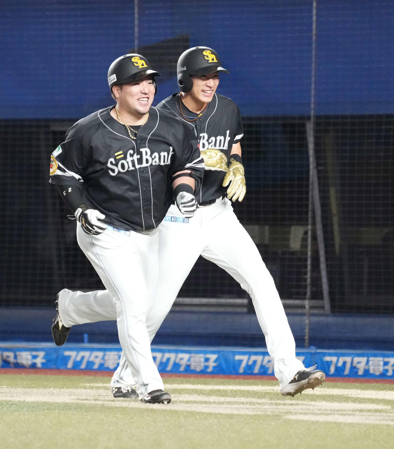 ロッテ対ソフトバンク　4回表ソフトバンク無死一塁、山川は右中間越えに先制2点本塁打を放ち柳田（右）の祝福を受ける（撮影・小沢裕）