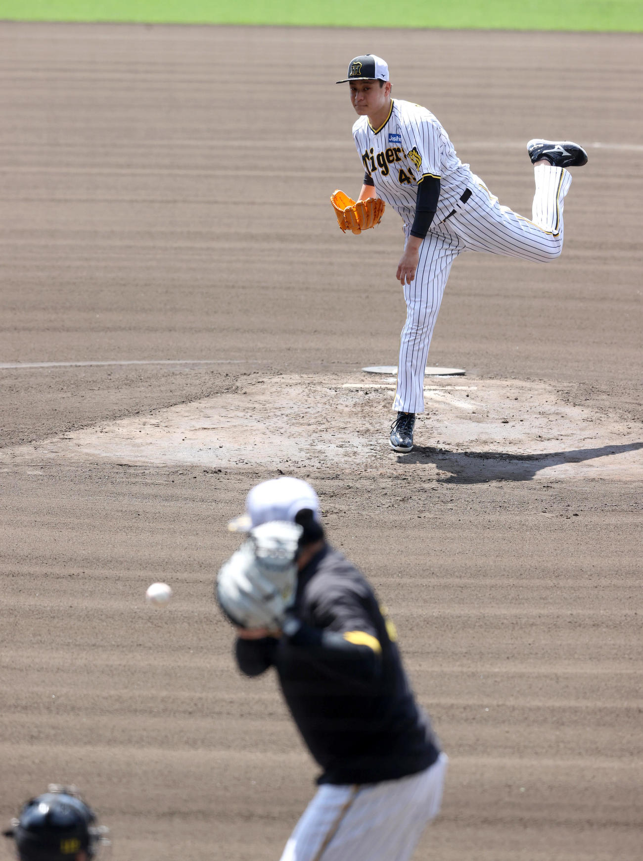 マウンドで投球する阪神大竹（撮影・上山淳一）