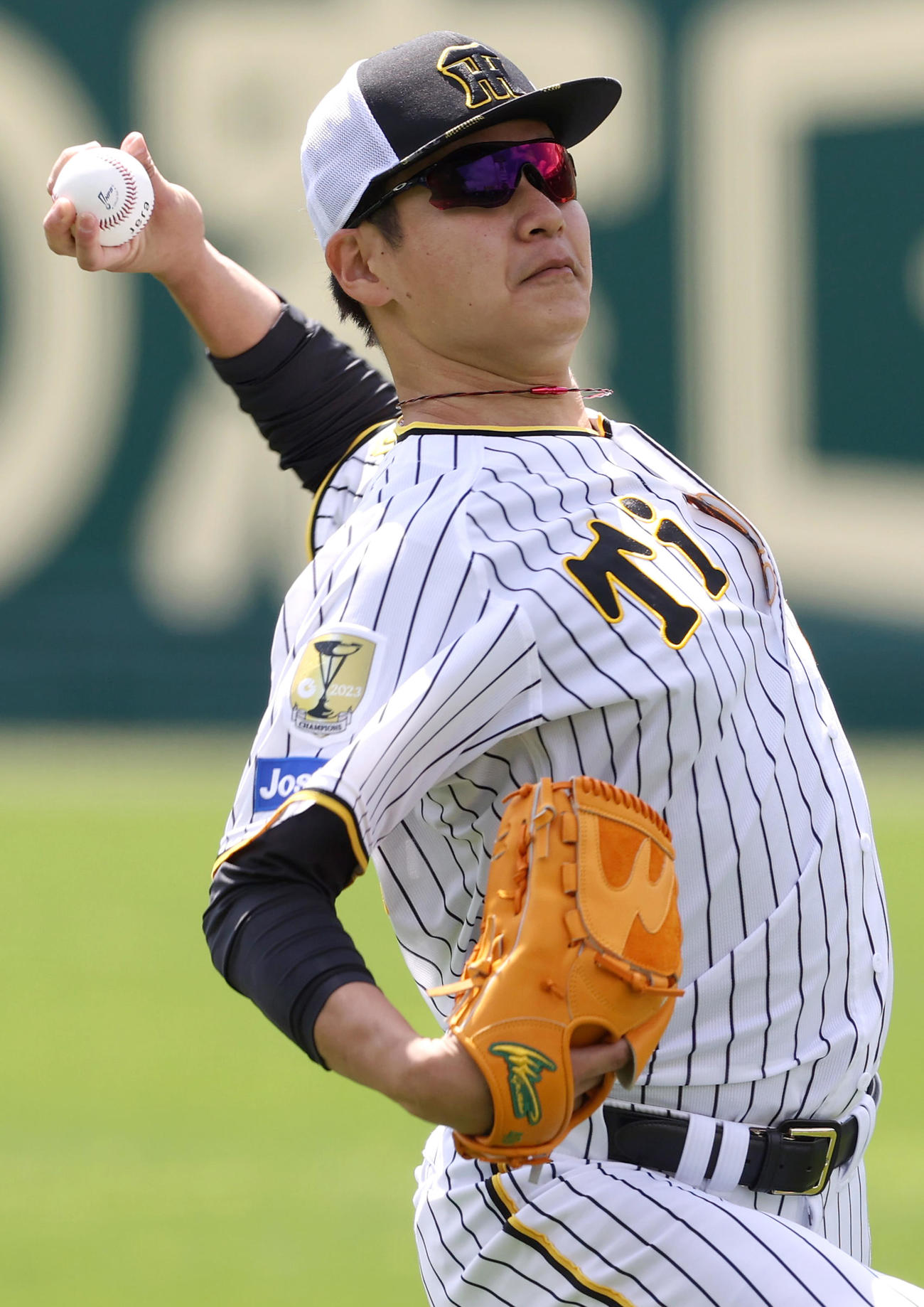 投手指名練習でキャッチボールする阪神大竹（撮影・上山淳一）