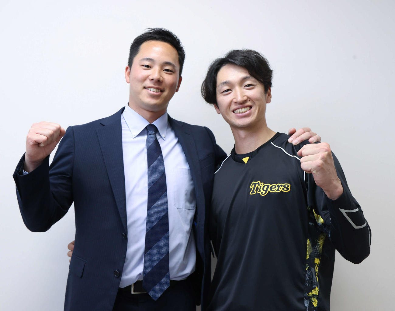 一般社団法人LINK UPを立ち上げ笑顔で写真に納まる阪神近本（右）と石井僚介代表理事（撮影・上山淳一）