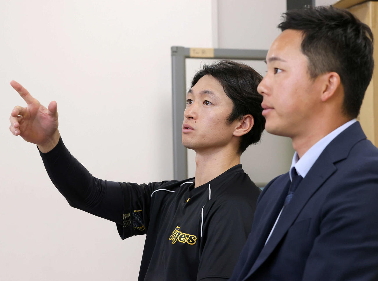 一般社団法人LINK UPを立ち上げ思いを語る阪神近本。手前は石井僚介代表理事（撮影・上山淳一）