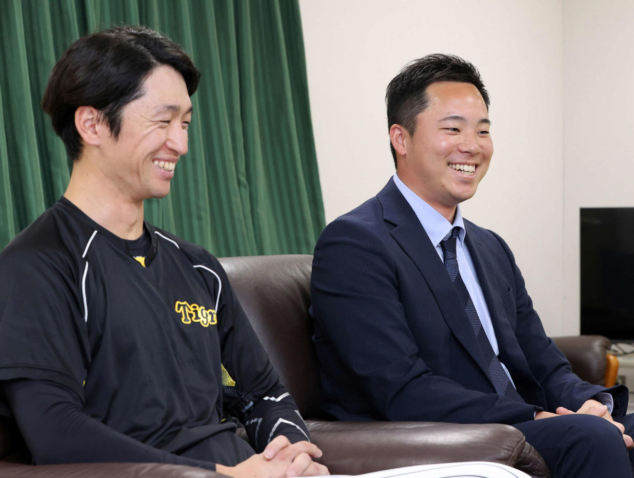 一般社団法人LINK UPを立ち上げた事を語る阪神近本（左）と石井僚介代表理事（撮影・上山淳一）