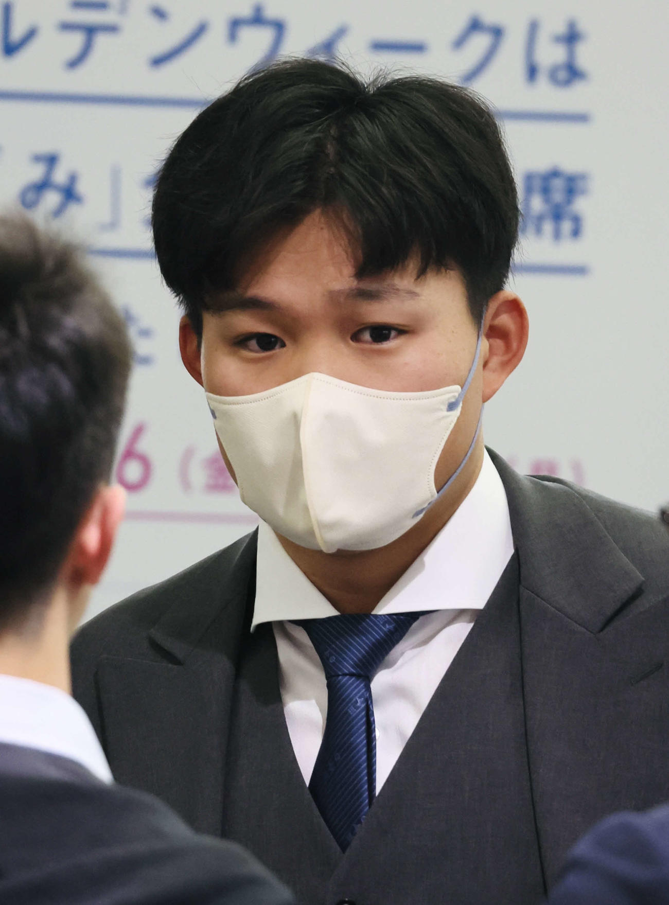 帰阪前、取材に応じる森下（撮影・加藤哉）