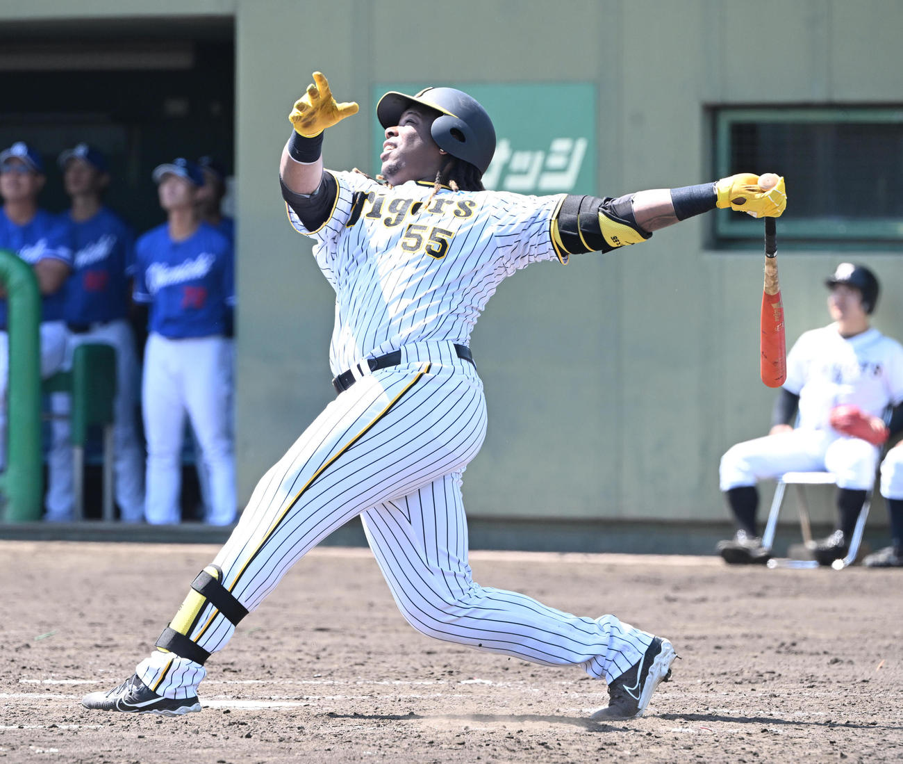 3回裏阪神2死一、二塁、中堅に適時二塁打を放つミエセス（撮影・和賀正仁）