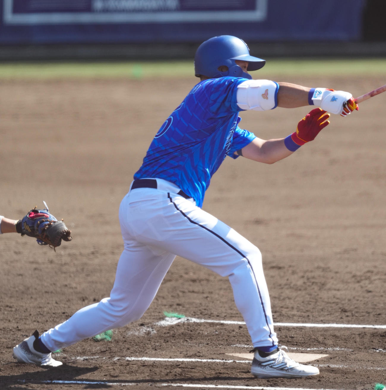 日本ハム対DeNA 6回表DeNA2死、右前打を放つ筒香（撮影・鈴木みどり）