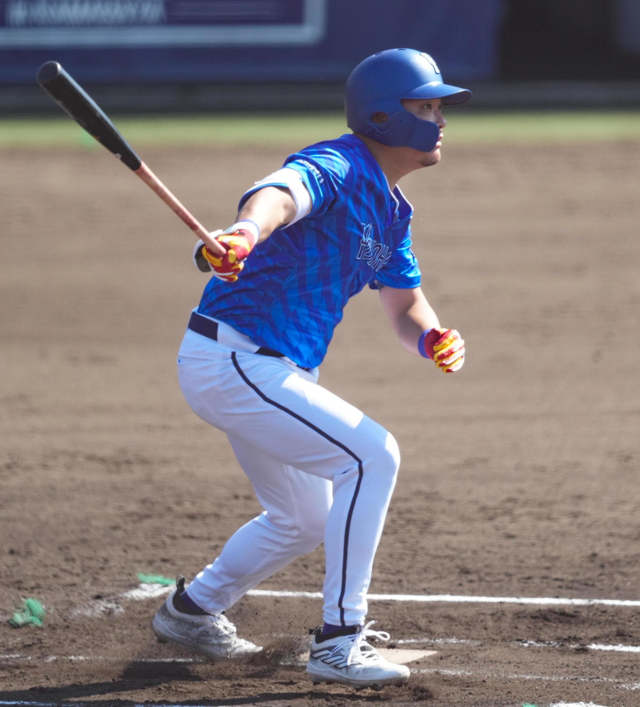 日本ハム対DeNA 6回表DeNA2死、右前打を放つ筒香（撮影・鈴木みどり）
