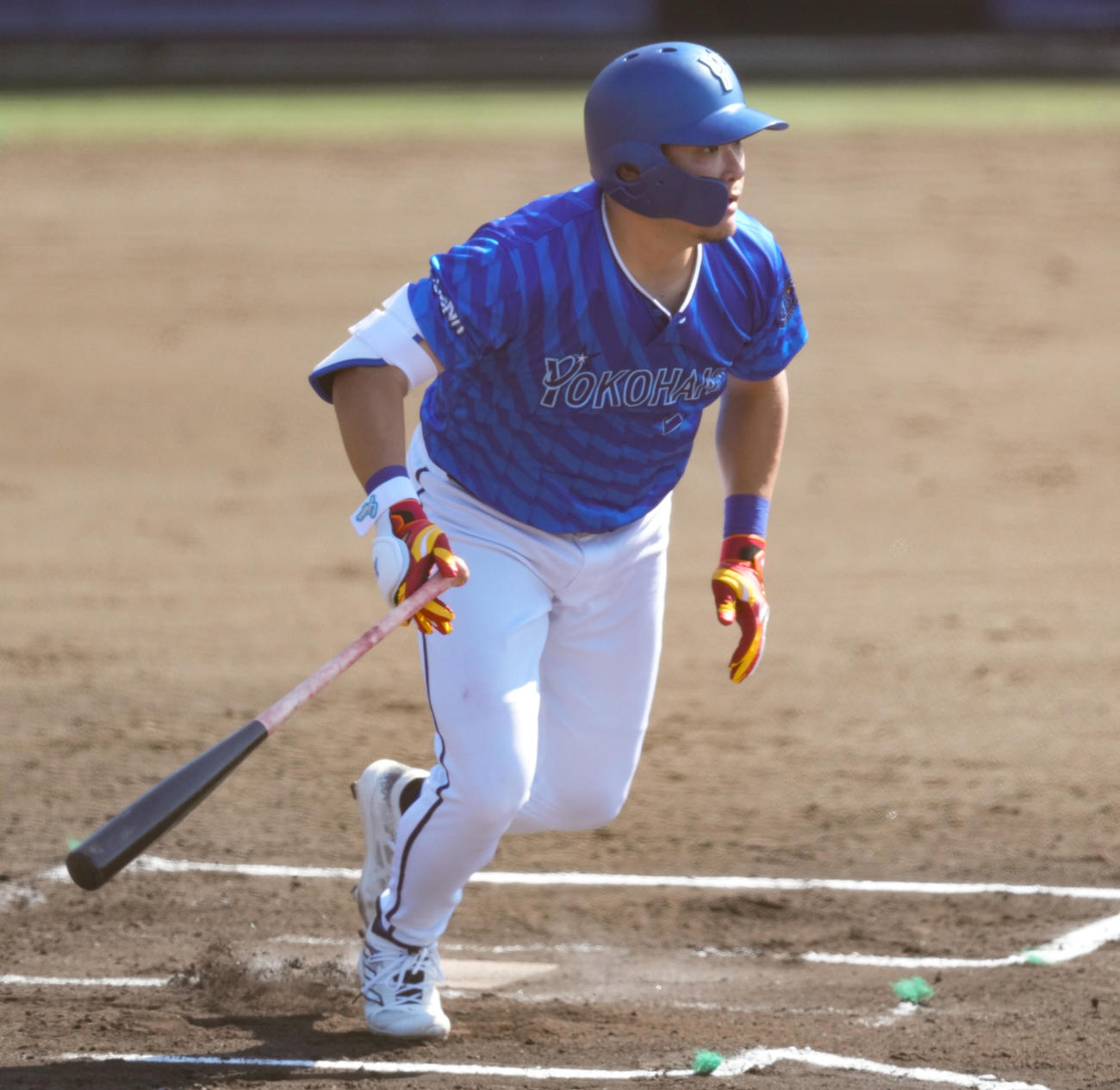 日本ハム対DeNA 6回表DeNA2死、右前打を放つ筒香（撮影・鈴木みどり）