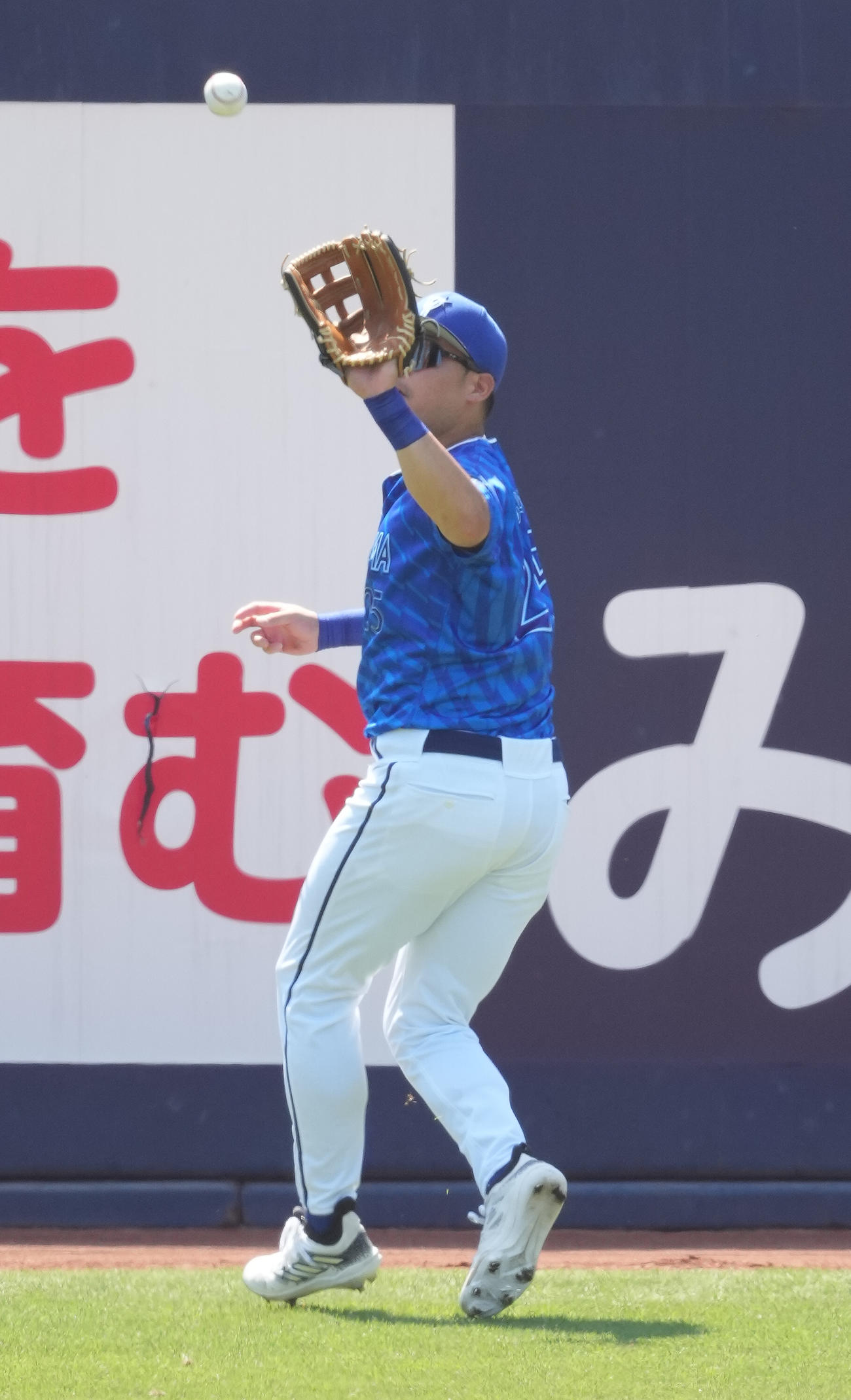 日本ハム対DeNA 2回裏日本ハム1死一塁、水谷の打球を捕球する左翼手筒香（撮影・鈴木みどり）