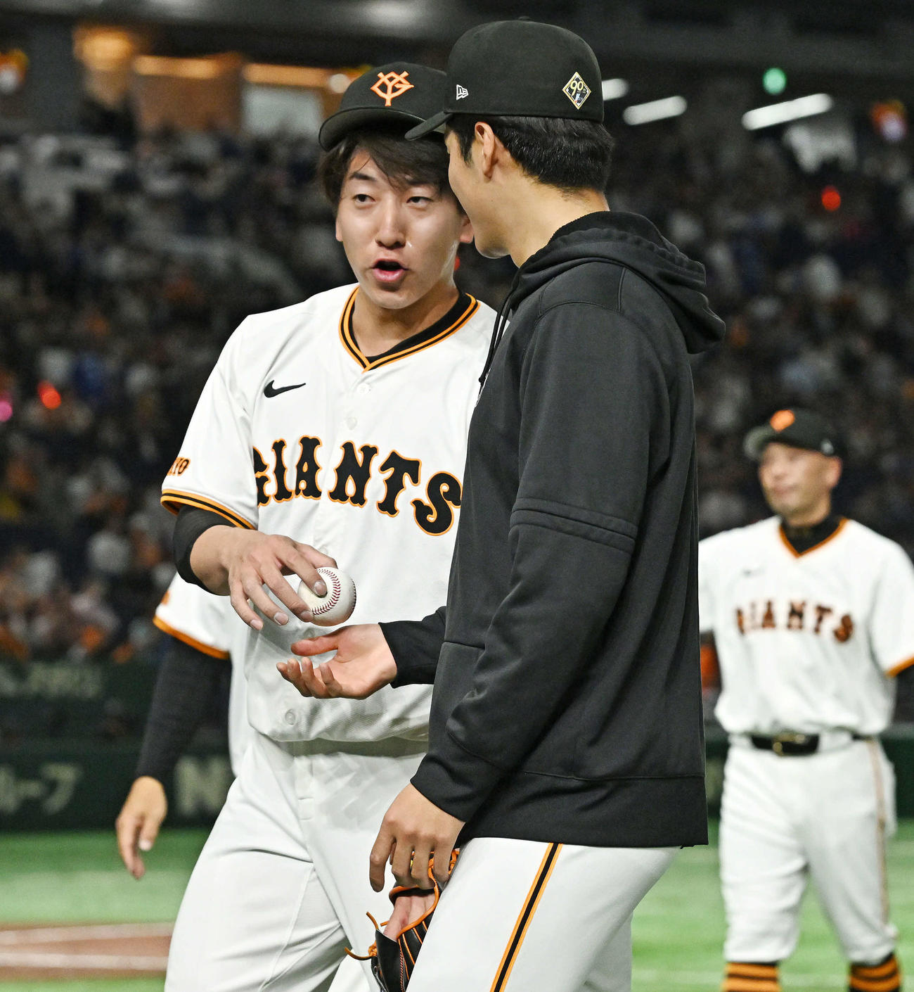 巨人対中日　試合後、巨人西舘（右）は大勢から記念球を受け取る（撮影・滝沢徹郎）