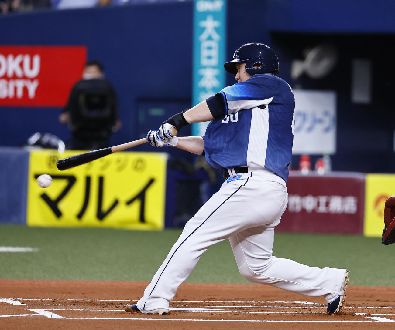 オリックス対西武　1回表西武1死二塁、中村剛は左越えに先制の適時二塁打を放つ（撮影・藤尾明華）