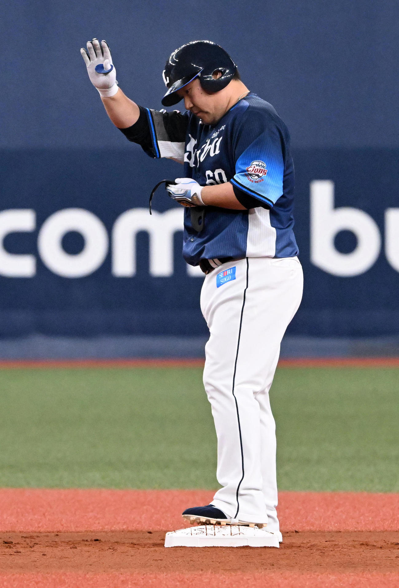 オリックス対西武　1回表西武1死二塁、中村剛は先制の左適時二塁打を放ちベンチの祝福に応える（撮影・前岡正明）