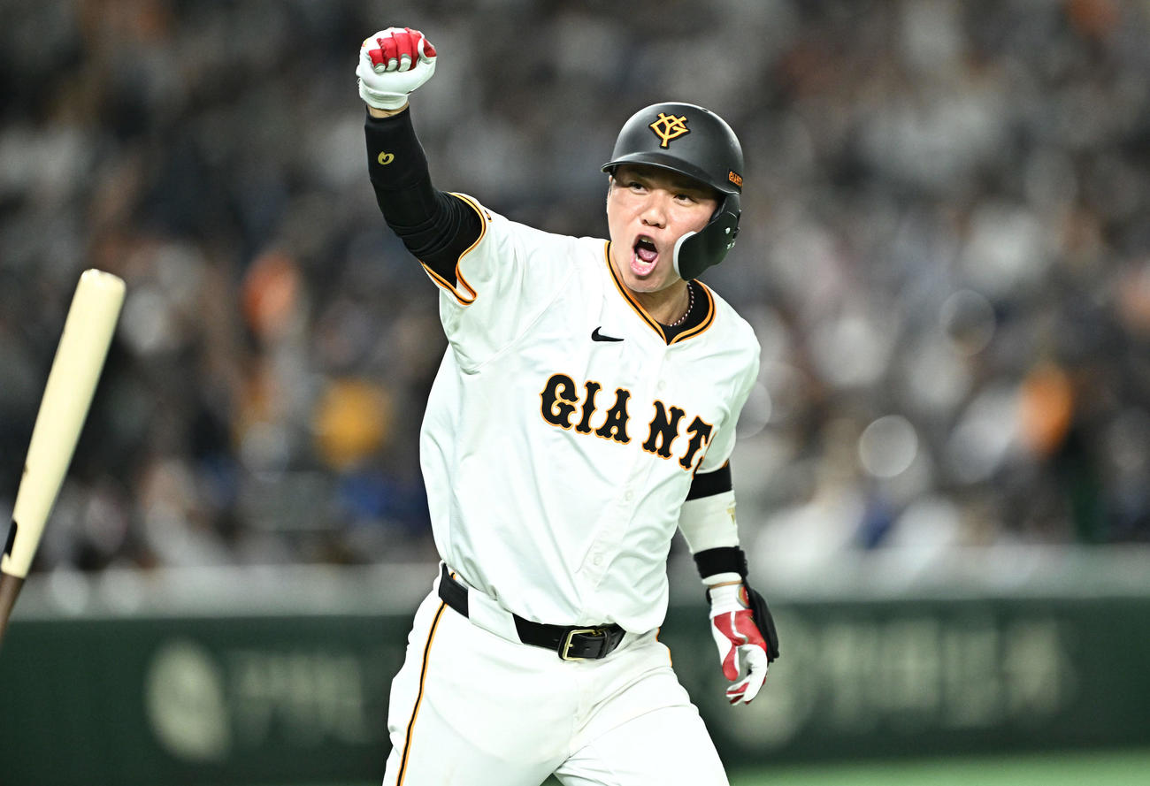 巨人対中日　6回裏巨人2死一、二塁、坂本は左越え3点本塁打を放ちベンチに向かってガッツポーズする（撮影・滝沢徹郎）