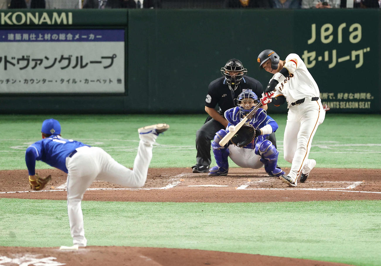 巨人対中日　6回裏巨人2死一、二塁、左越え3点本塁打を放つ坂本。投手柳（撮影・河野匠）