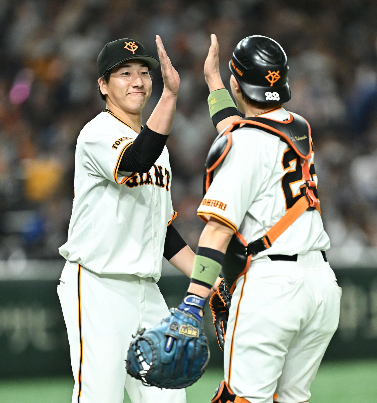 巨人対中日　9回表中日2死、三好を捕ゴロに打ち取った大勢（左）は捕手小林とタッチをかわす（撮影・滝沢徹郎）