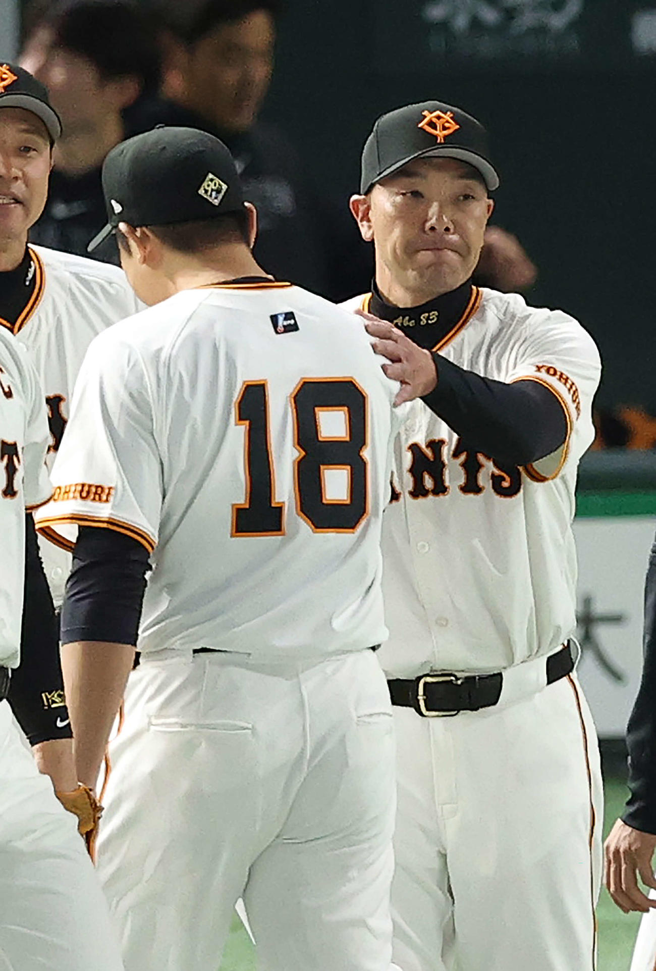巨人対中日　中日を下し、菅野（手前）を迎える阿部監督（撮影・河野匠）