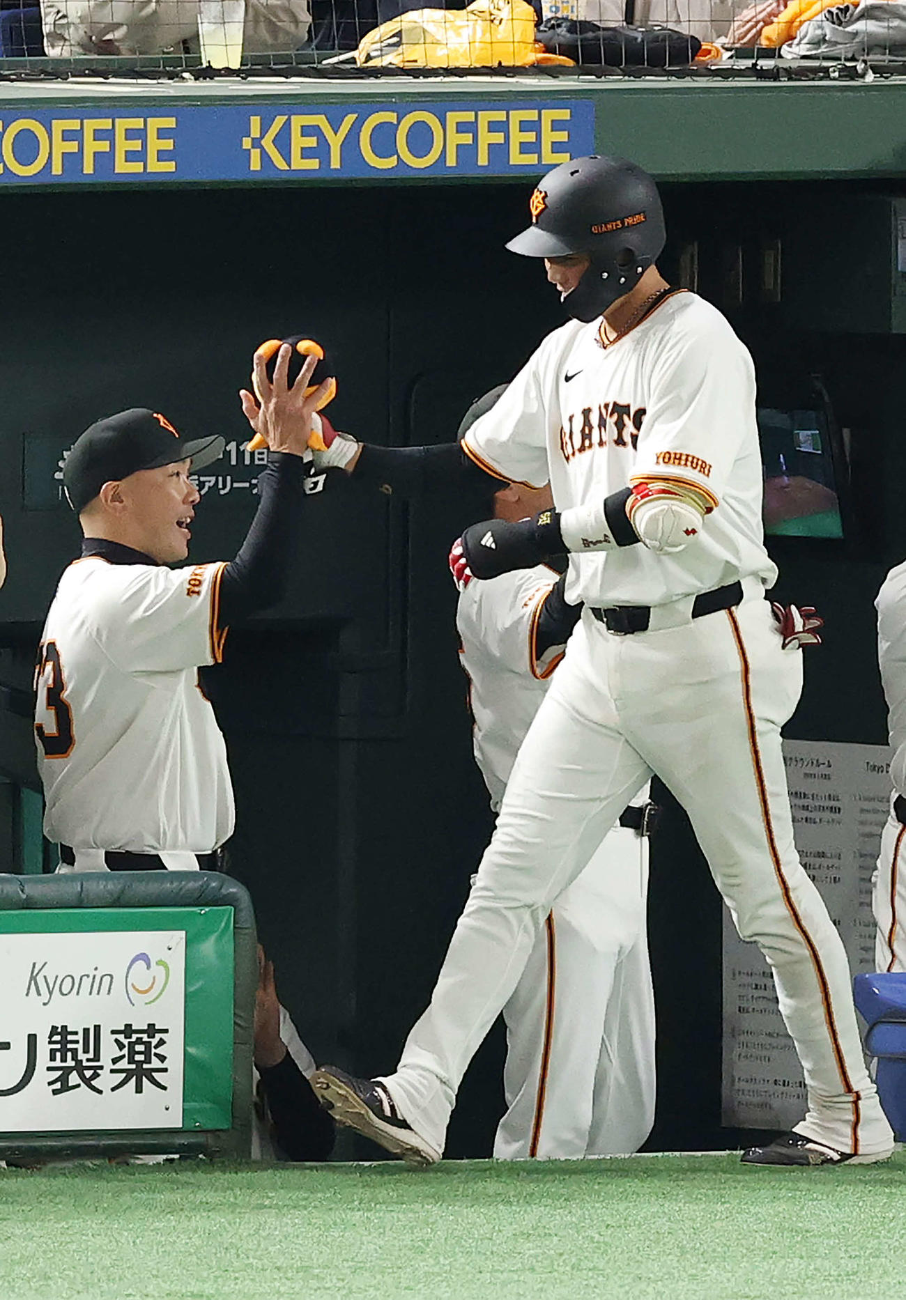 巨人対中日　6回裏巨人2死一、二塁、左越え3点本塁打を放った坂本（右）を迎える阿部監督（撮影・河野匠）