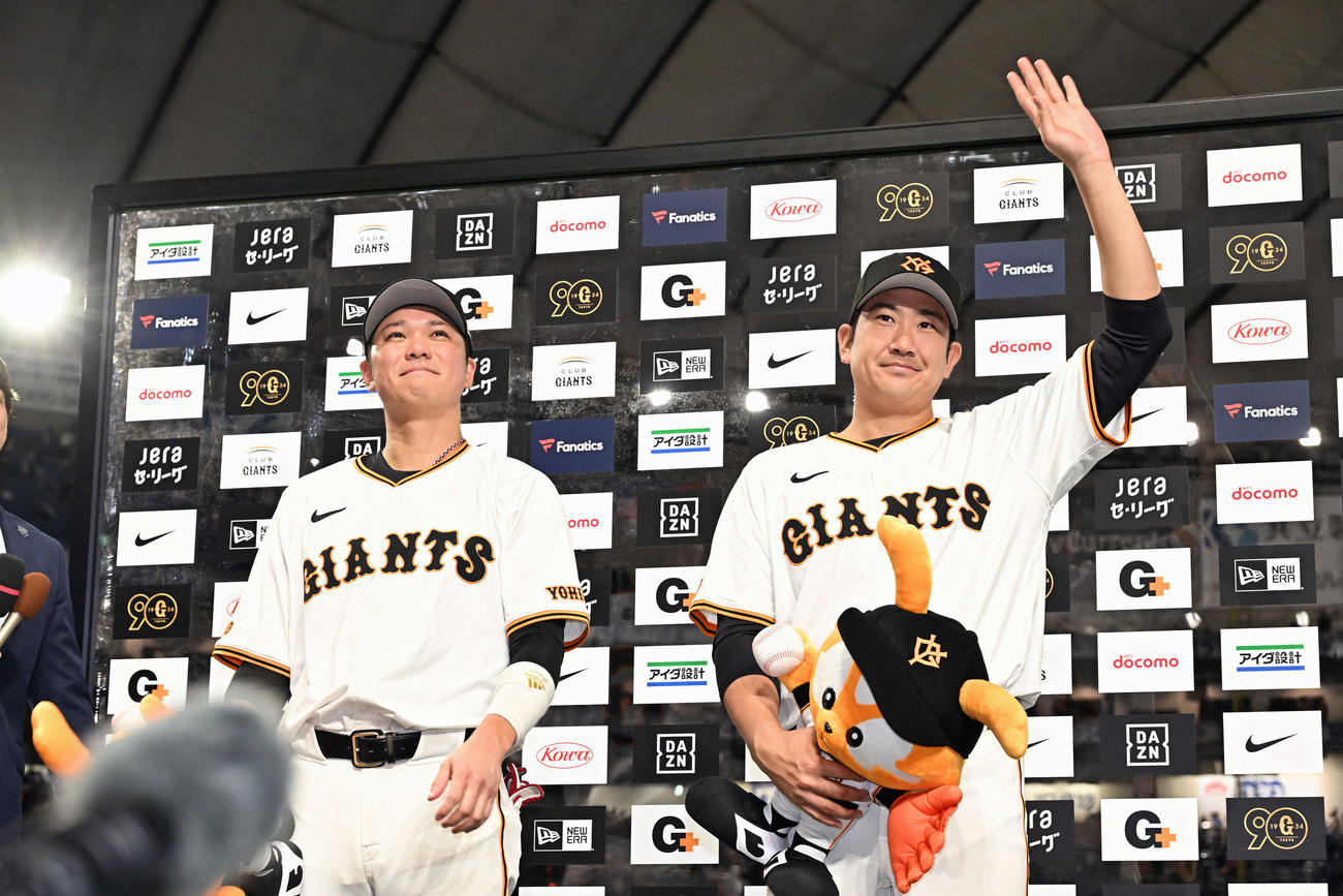 巨人対中日　笑顔でお立ち台に立つ巨人坂本（左）と菅野（撮影・滝沢徹郎）