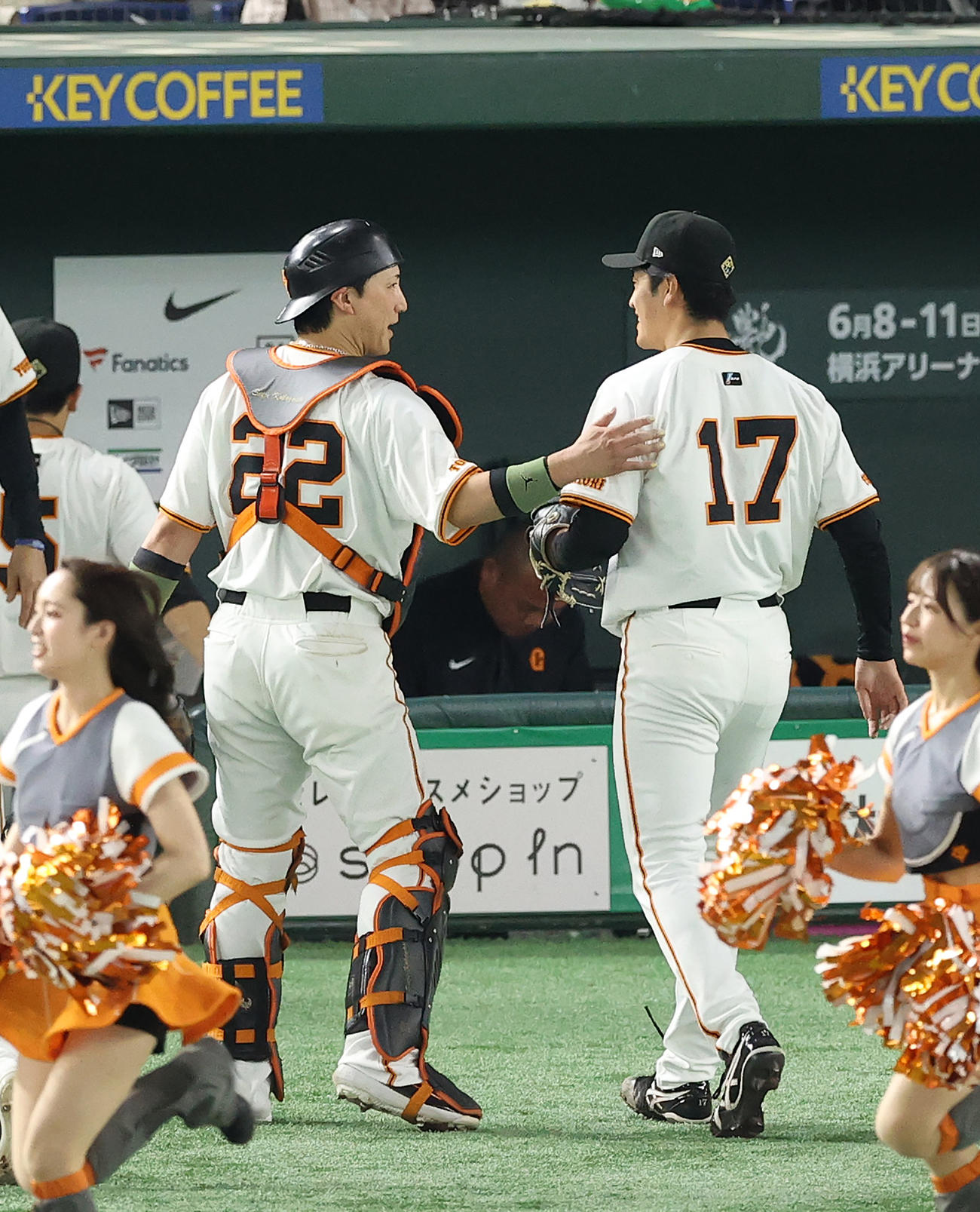 巨人対中日　7回表を終え、小林（左）にねぎらわれながら引き揚げる西舘（撮影・河野匠）