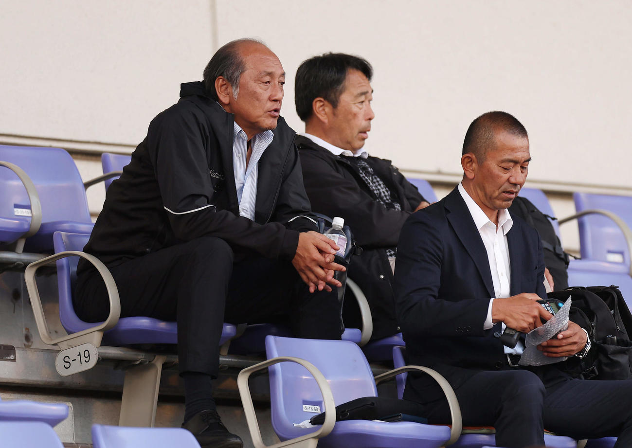 NTT西日本対三菱重工West　視察に訪れた西武渡辺GM（左）ら（撮影・前田充）