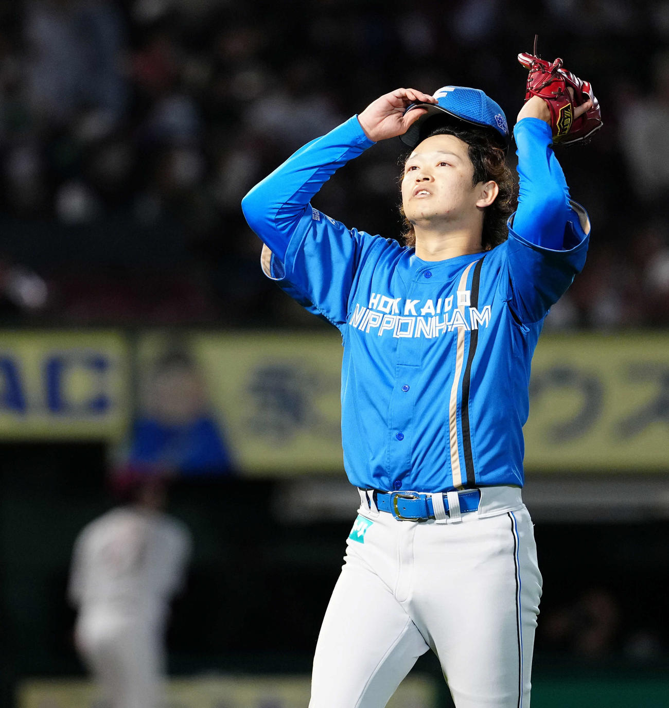 楽天対日本ハム　4回終了でマウンドを降りた日本ハムの先発鈴木（撮影・たえ見朱実）