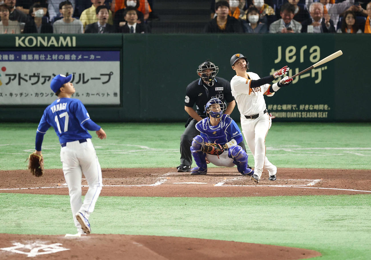 巨人対中日　6回裏巨人2死一、二塁、左越え3点本塁打を放つ坂本。投手柳（撮影・河野匠）