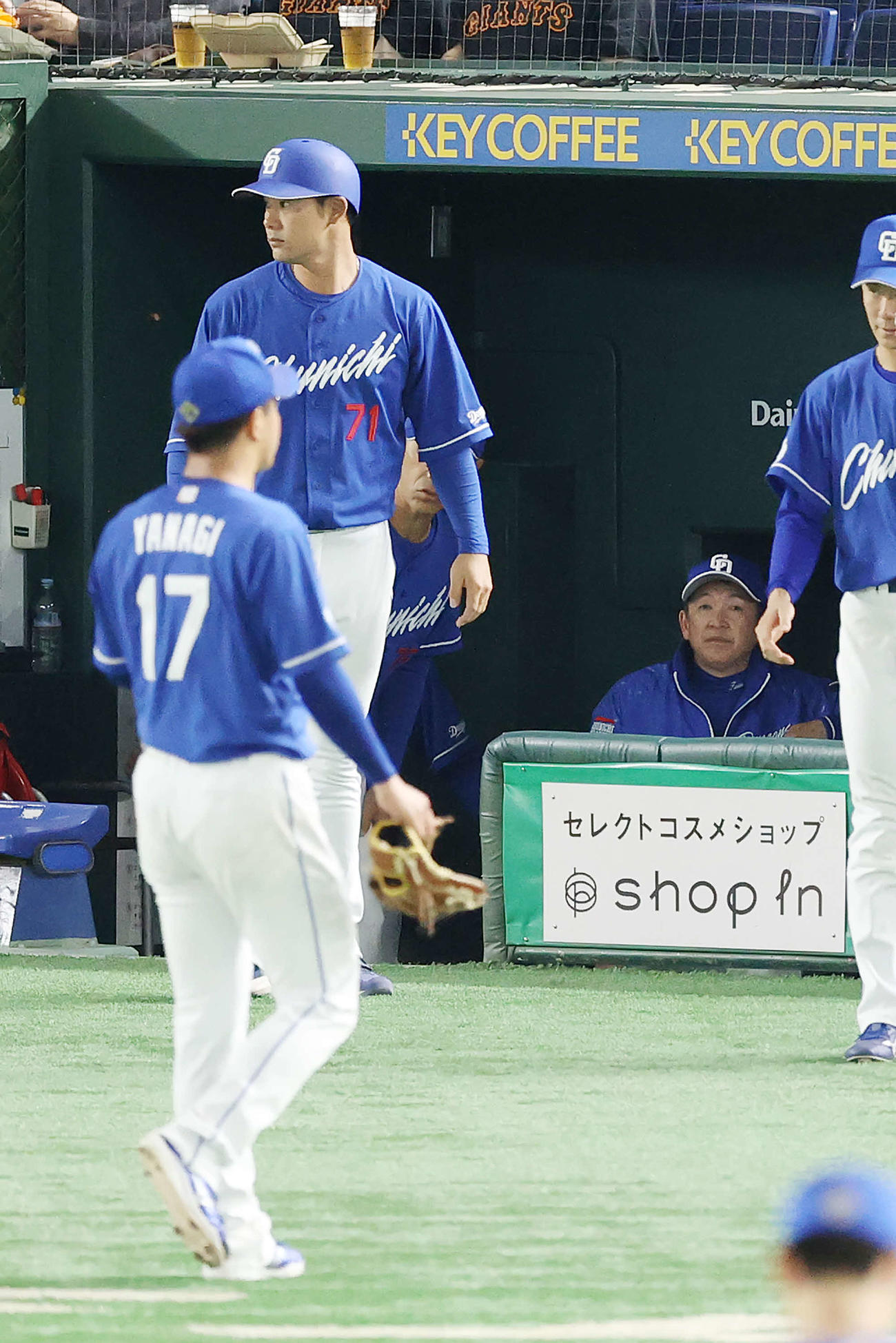 巨人対中日　6回裏を終え、ベンチで険しい表情の立浪監督（後方）。手前は引き揚げる柳（撮影・河野匠）