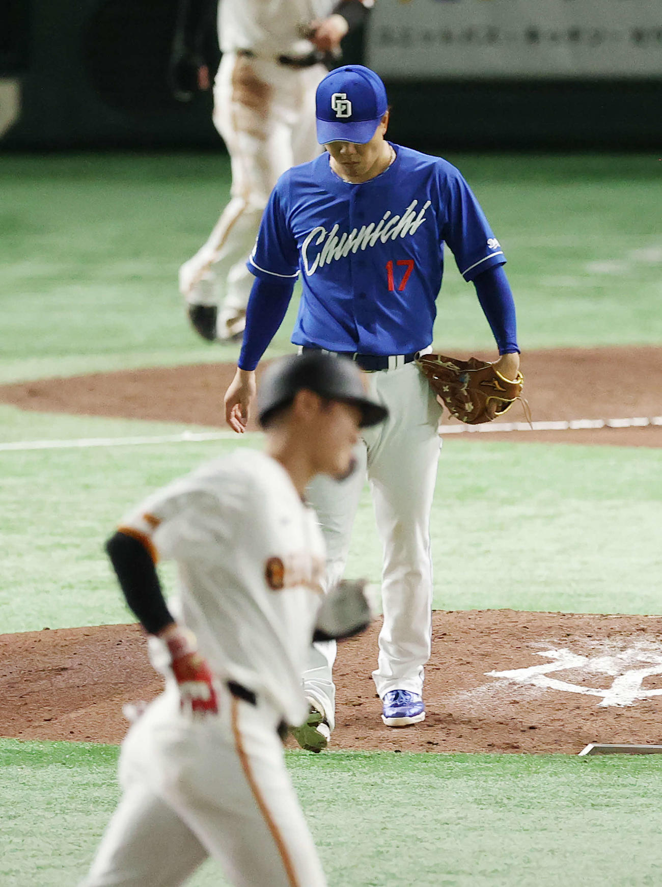 巨人対中日　6回裏巨人2死一、二塁、坂本（手前）に左越え3点本塁打を浴び、うつむく柳（撮影・河野匠）