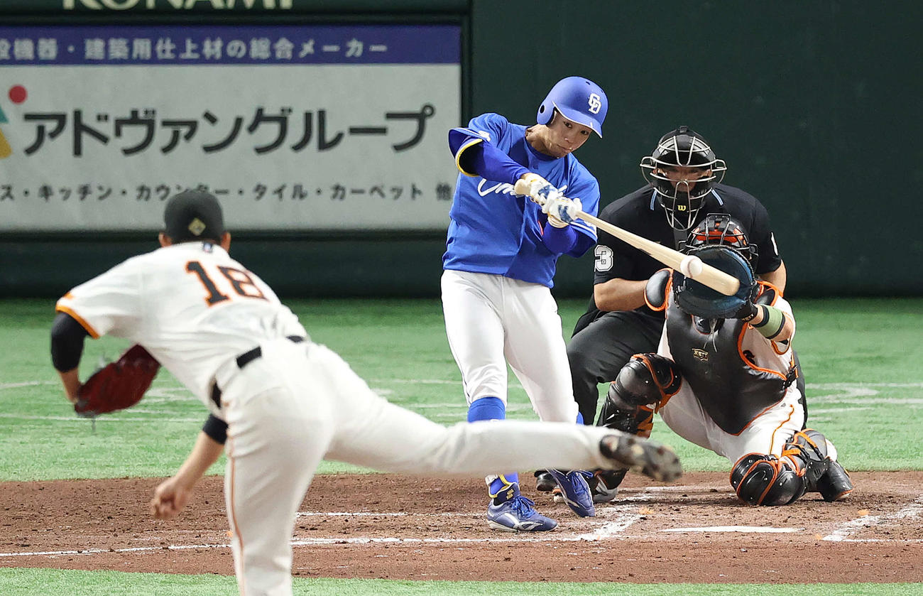 巨人対中日　5回表中日1死二塁、先制の適時二塁打を放つ岡林。投手菅野（撮影・河野匠）