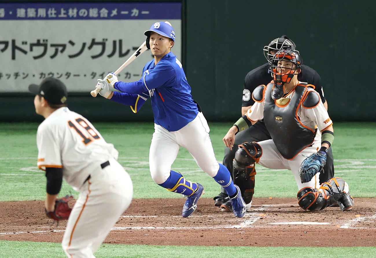 巨人対中日　5回表中日1死二塁、先制の適時二塁打を放つ岡林。投手菅野（撮影・河野匠）