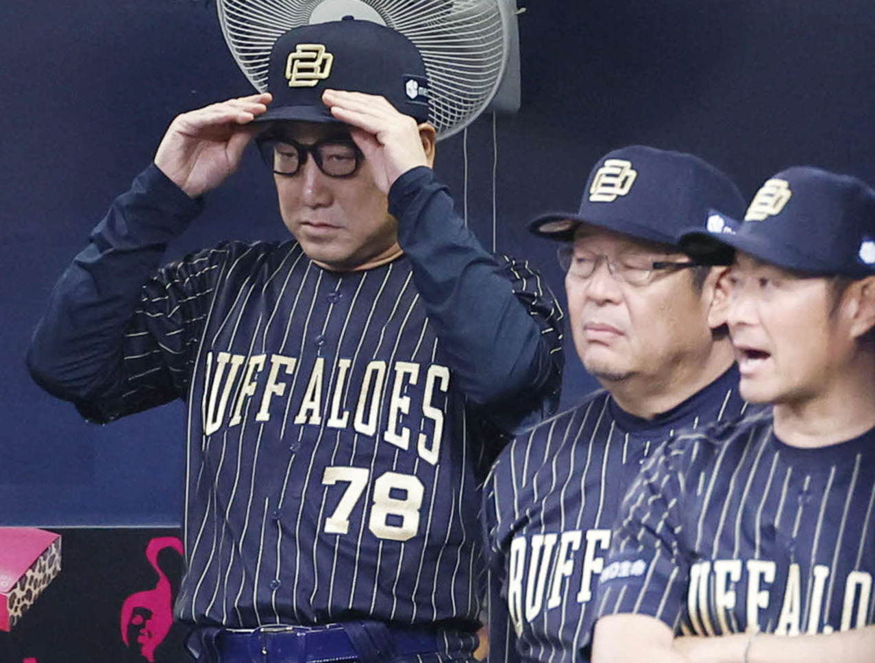 オリックス対西武　6回、ベンチで帽子をかぶり直すオリックス中嶋監督（右から3人目）（撮影・藤尾明華）