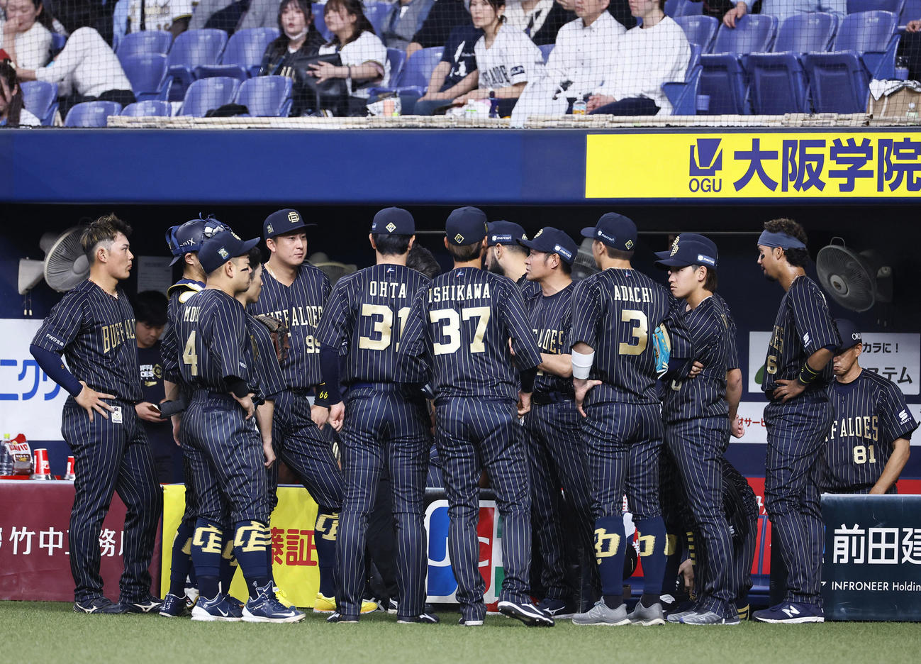 オリックス対西武　4回裏の攻撃前に円陣を組むオリックスナイン（撮影・藤尾明華）