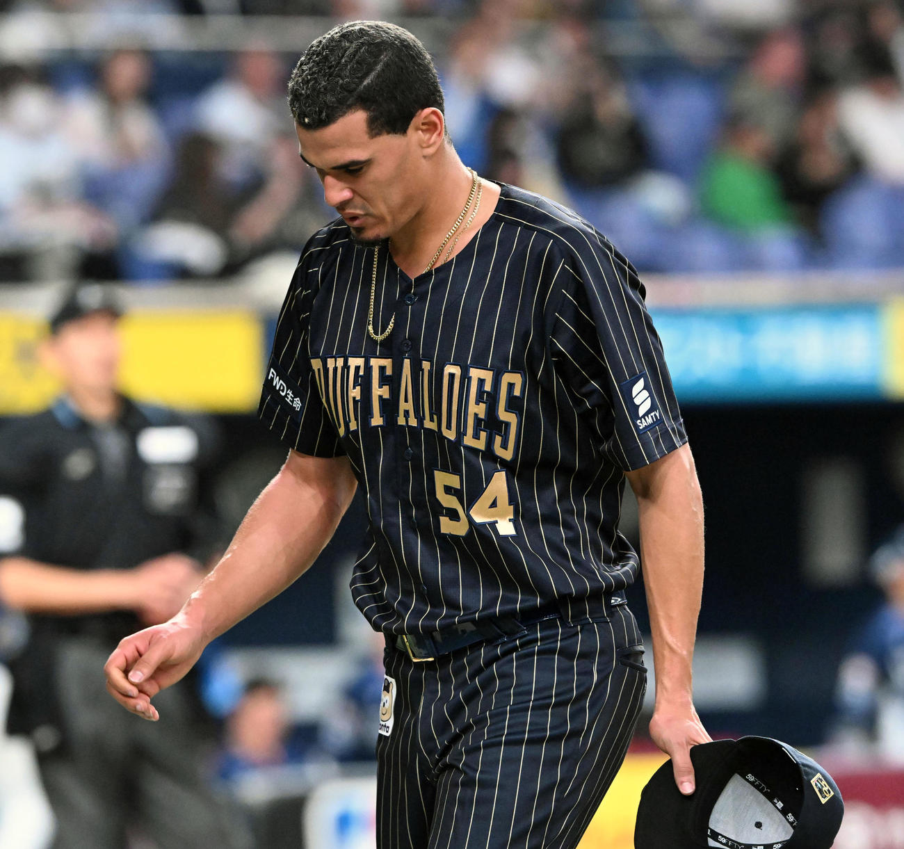 オリックス対西武　3回、西武に2点を追加されがっくりとベンチに戻るカスティーヨ（撮影・前岡正明）