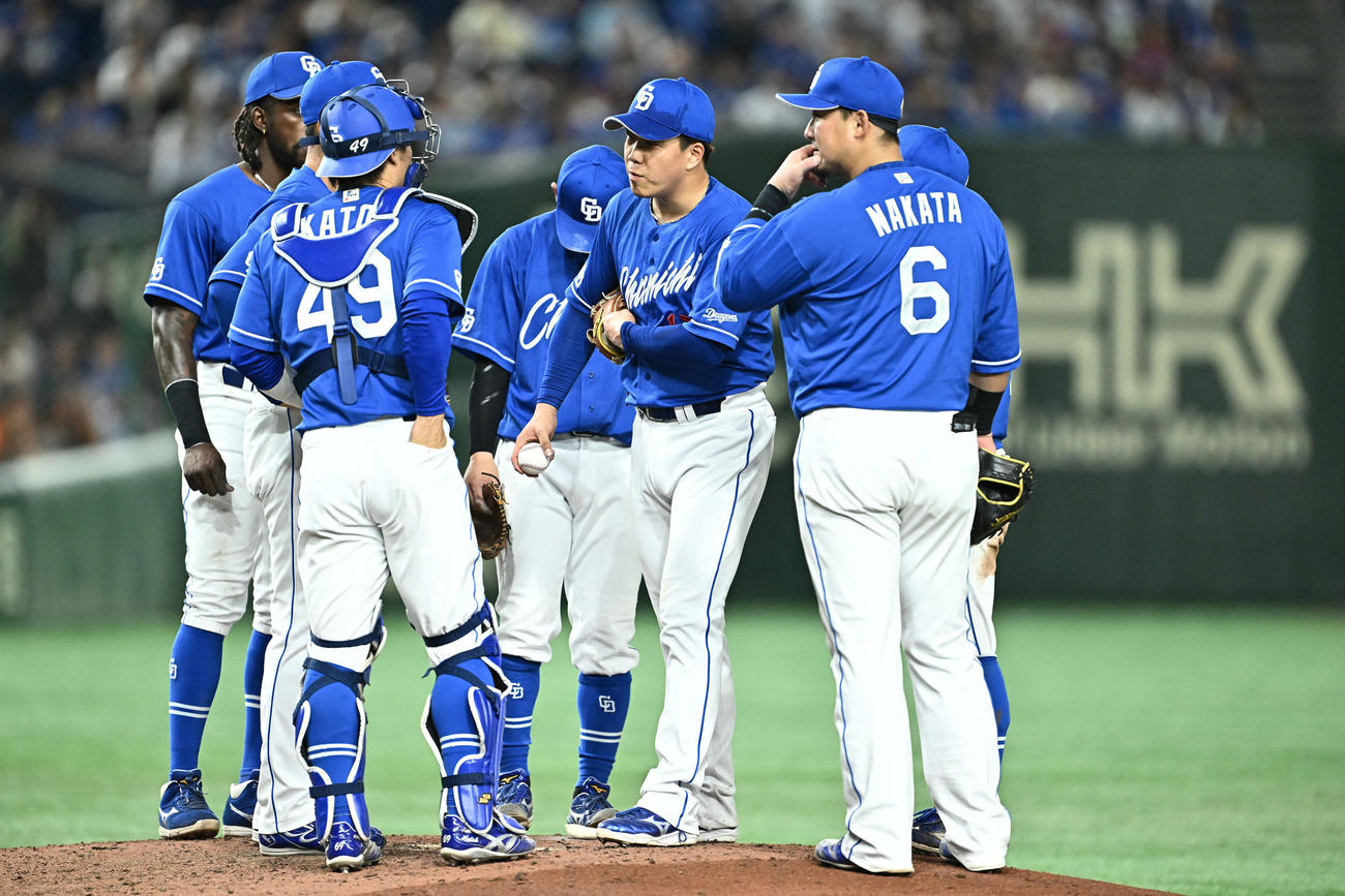 巨人対中日　6回裏、ピンチにマウンドの中日柳（中央）のもとに集まるナイン（撮影・滝沢徹郎）
