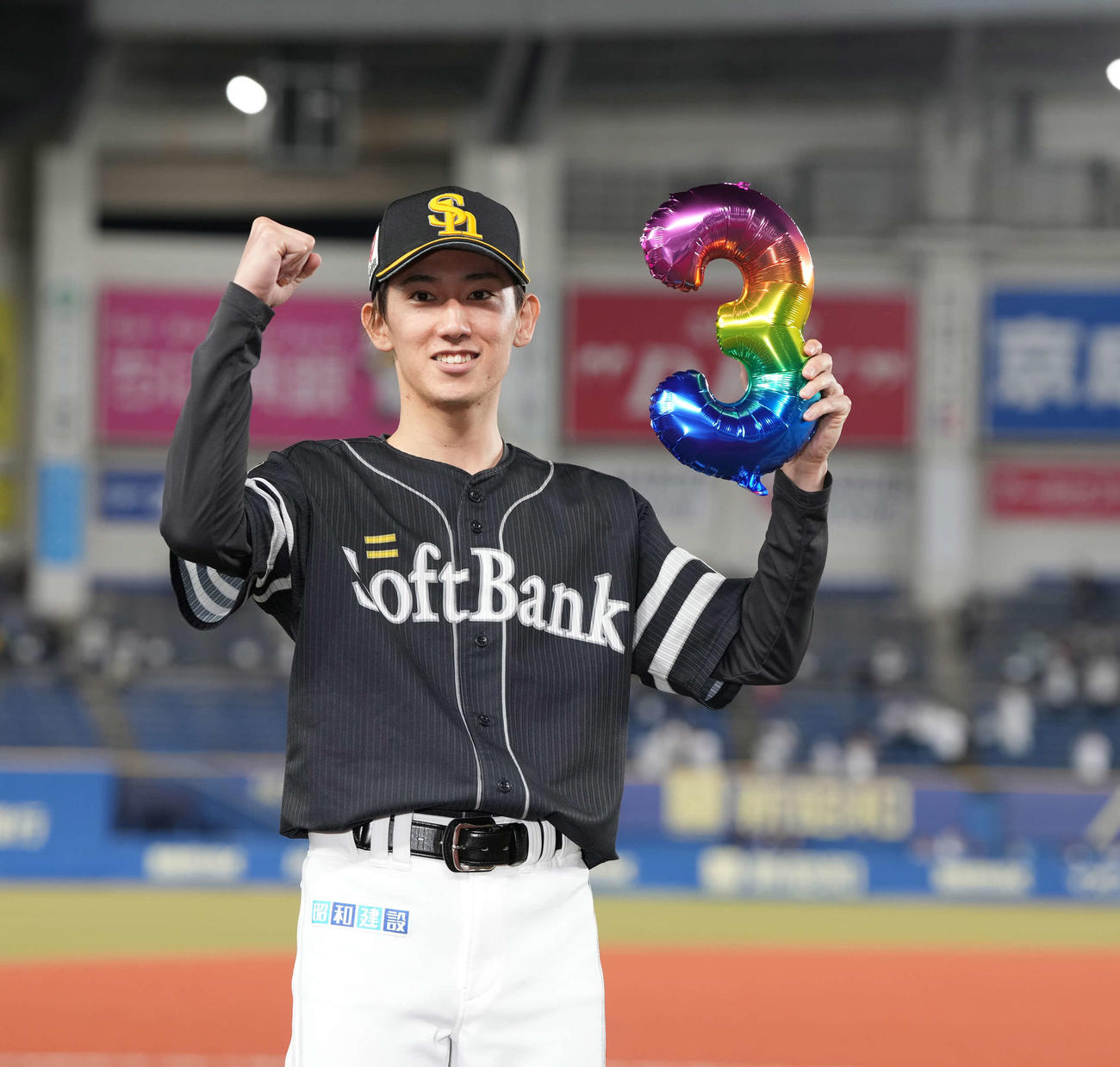 ロッテ対ソフトバンク　今季3勝目を挙げ笑顔を見せるソフトバンク先発の大津（撮影・小沢裕）