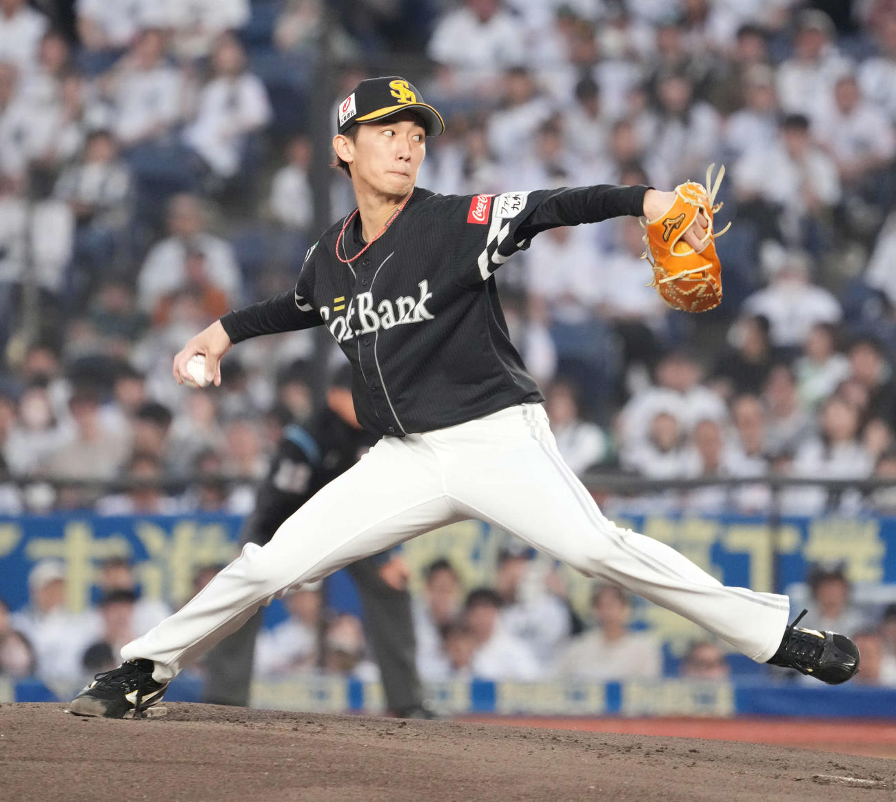 ロッテ対ソフトバンク　ソフトバンク先発の大津（撮影・小沢裕）