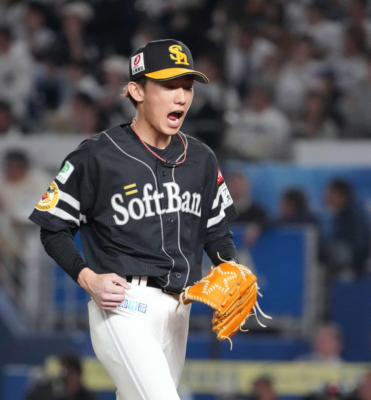 ロッテ対ソフトバンク　7回裏ロッテ2死一塁、山口を右飛に仕留め雄たけびを上げるソフトバンク先発の大津（撮影・小沢裕）