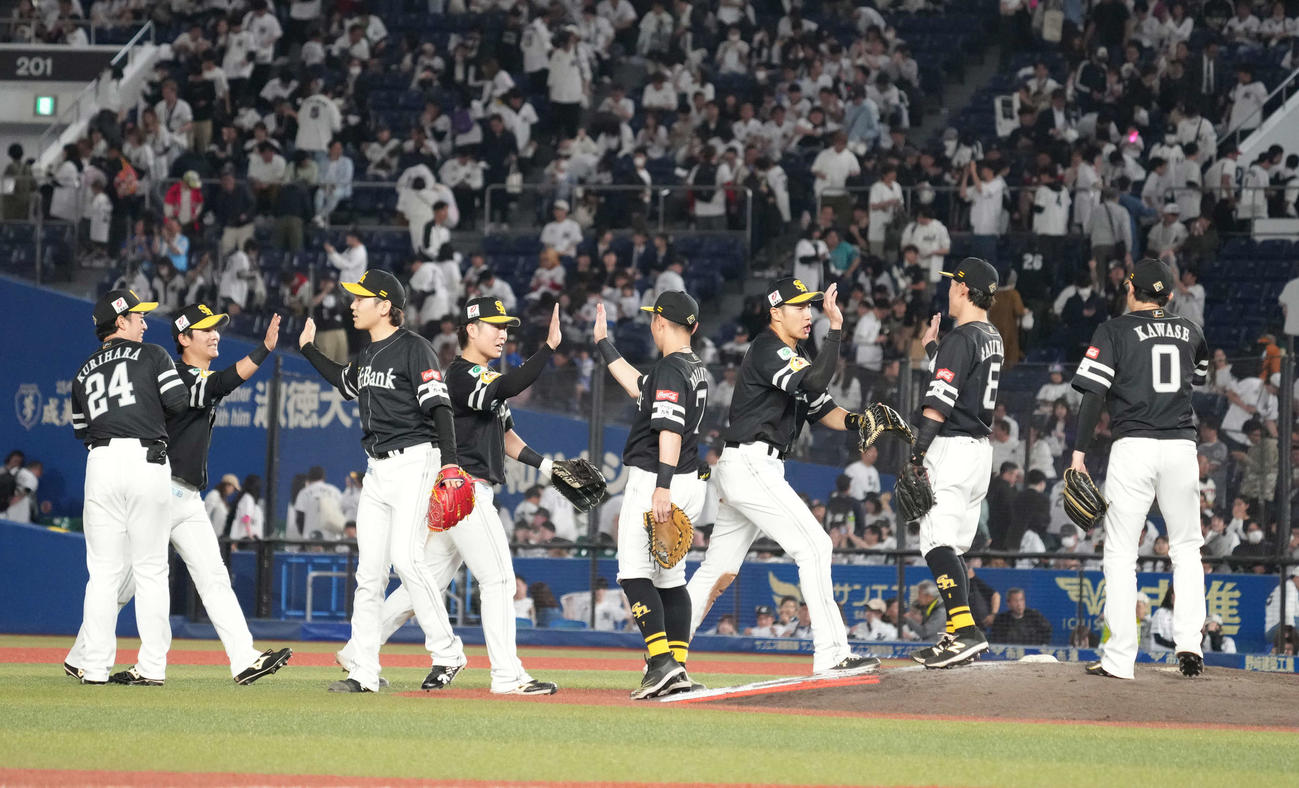 ロッテ対ソフトバンク　勝利に沸くソフトバンクナイン（撮影・小沢裕）