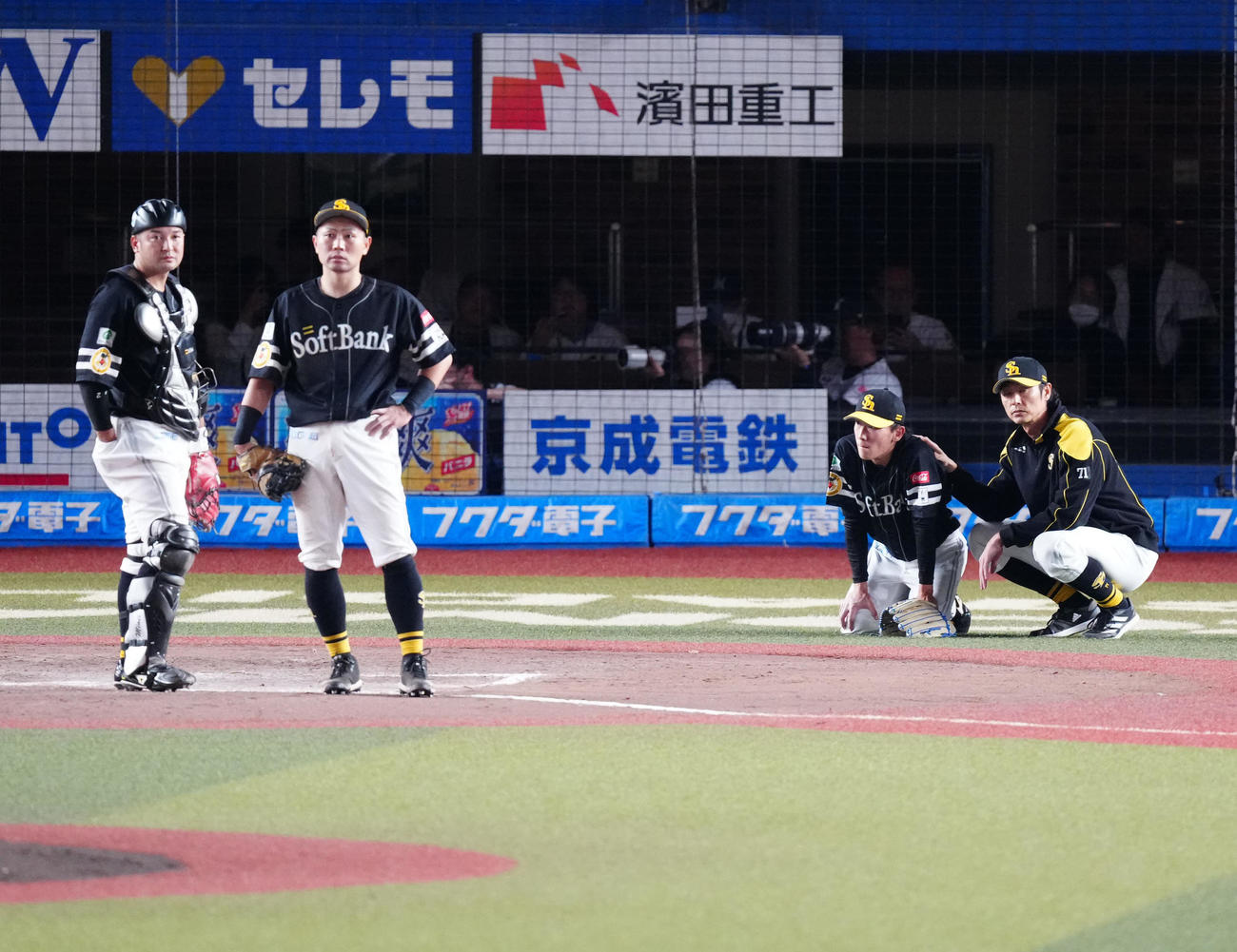 パ・クライマックスシリーズ（CS）ファーストステージ第3戦　ロッテ対ソフトバンク　10回裏、リプレー検証の結果を待つソフトバンク大津亮介（左から3人目）ら＝2023年10月16日